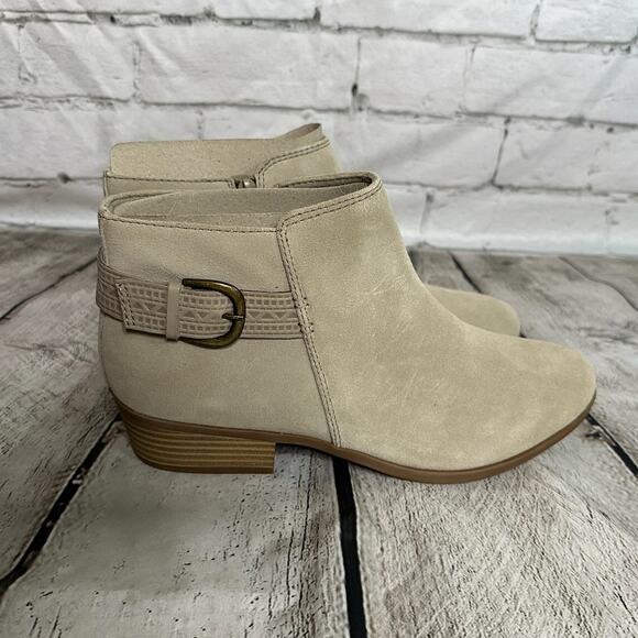 Clarks Addiy Kara Beige Ankle Boots, Size 9.5, NWT - Picture 3 of 9